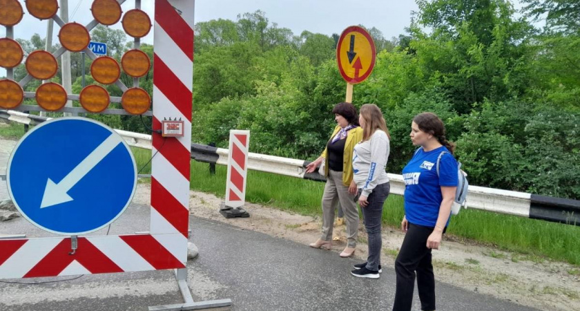 Активисты проверили ремонт дорог и строительство моста через реку Илим