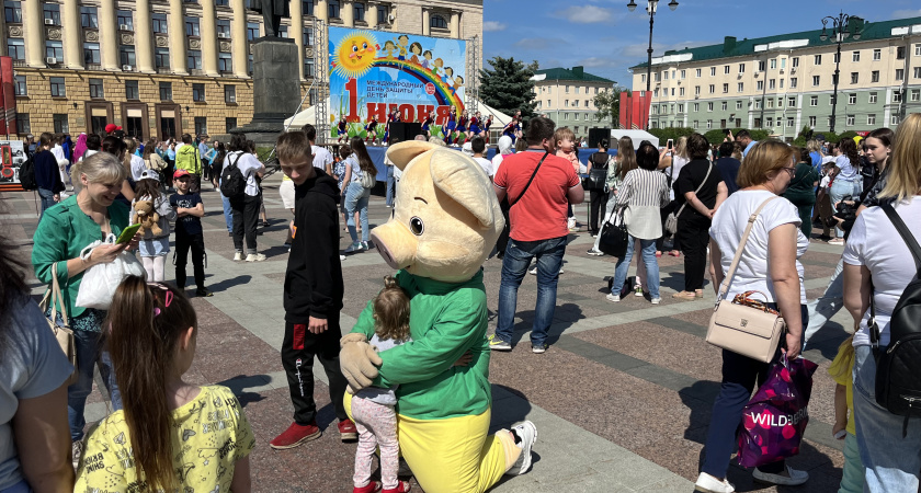 В Пензе на площади Ленина для детей бойцов СВО провели праздник 1 июня
