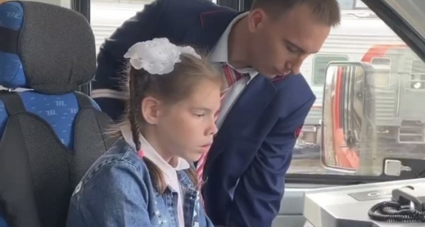 Девочка из Пензенского приюта прокатилась в кабине машиниста «Орлана»