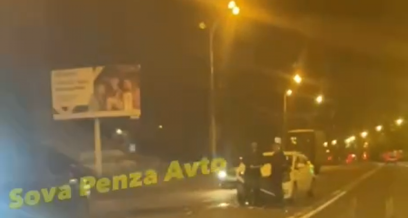 Около полуночи в Пензе перед ТЦ "Салют" столкнулись две легковушки 