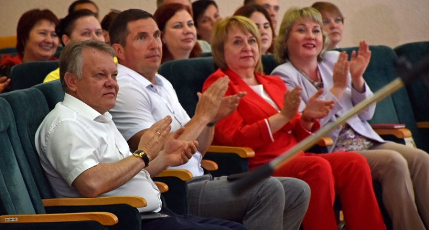 Благодарности и билеты вручили волонтерам, проводившие голосование за благоустройство 