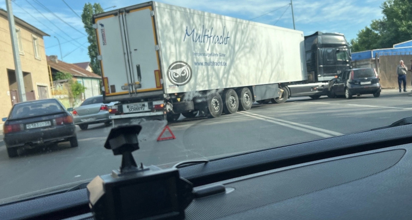 В Пензе на улице Каляева "Лада Калина" врезалась в фуру