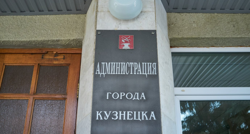 Подрячик исправляет неполадки на станции обезжелезивания в Кузнецке