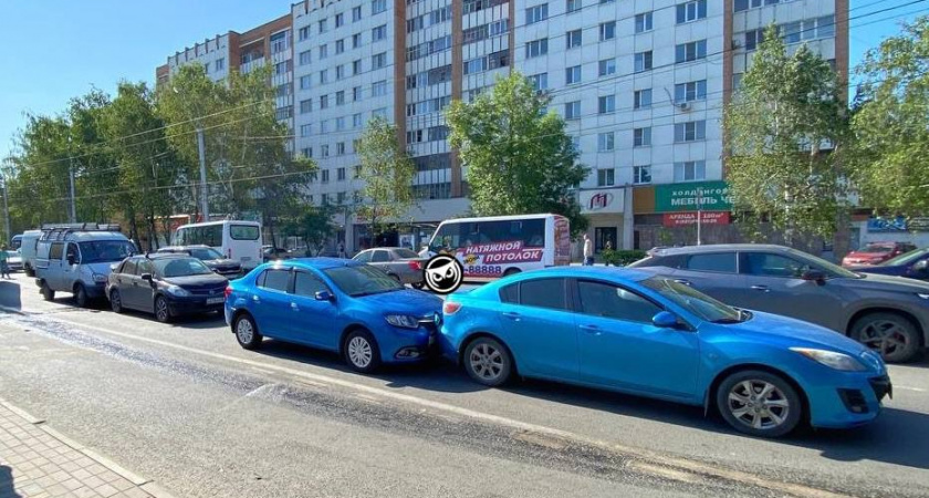 В Пензе на Суворово столкнулись паровозиком четыре авто 