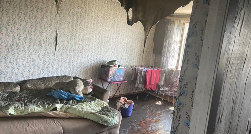 Появились фотографии с места пожара в квартире в поселке Чаадаевка