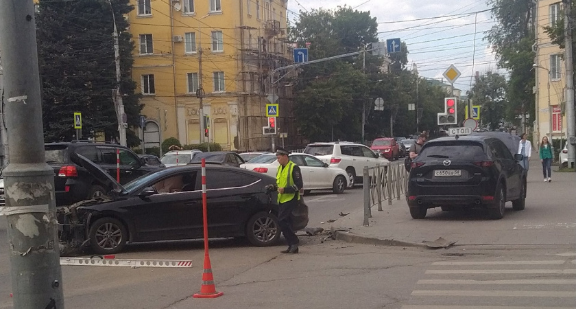 В Пензе к месту жесткой аварии на улице Володарского прибыли инспекторы