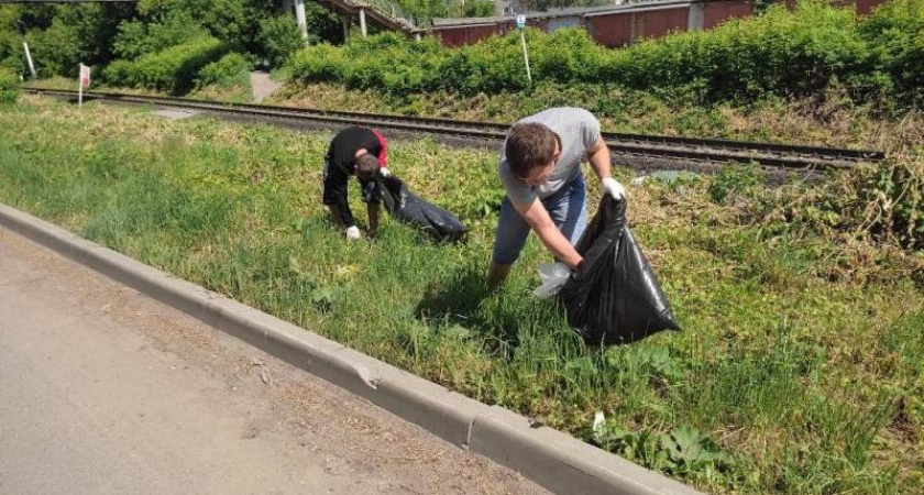 В Ленинском районе Пензы коммунальщики убрали мусор и скосили траву