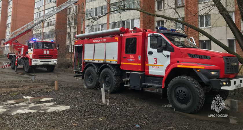 В Пензе пожар в пятиэтажке на улице Тарханова тушили 7 человек