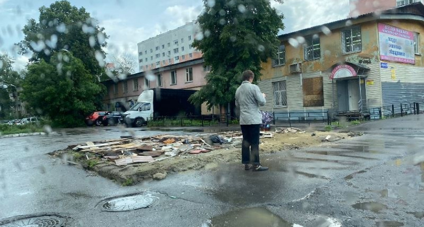 В Пензе на улице Леонова убрали остановочный павильон