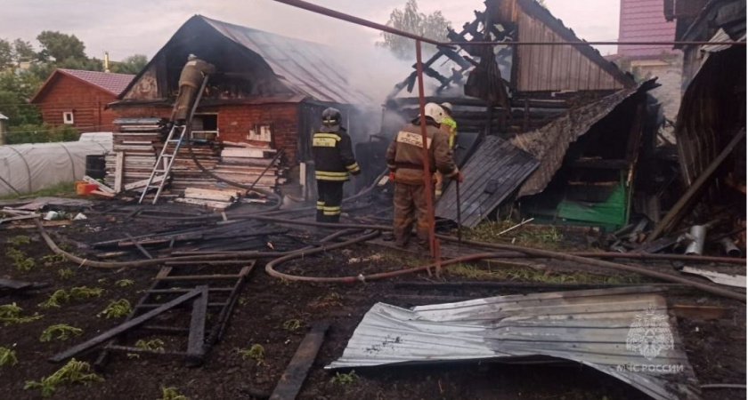В Пензенской области 10 огнеборцев боролись с серьезным возгоранием на частной территории