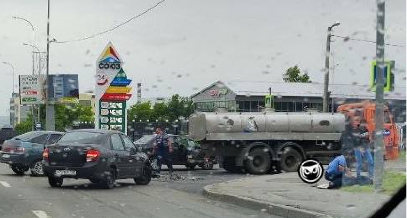 Очевидцы сообщили о лежащем на тротуаре человеке после ДТП на Окружной в Пензе