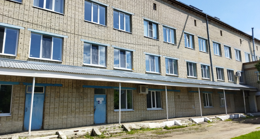 В Лопатинской больнице почти за 10 млн рублей заменят окна и двери 