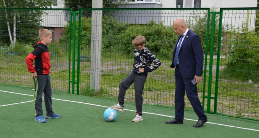 На Шуисте восстановили поврежденную вандалами спортплощадку 