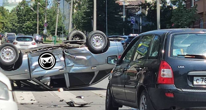 В Пензе на перекрестке  улиц Свердлова и Богданова перевернулась легковушка