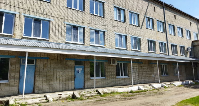 В Лопатинской участковой больнице поставят более 180 новых окон и дверей