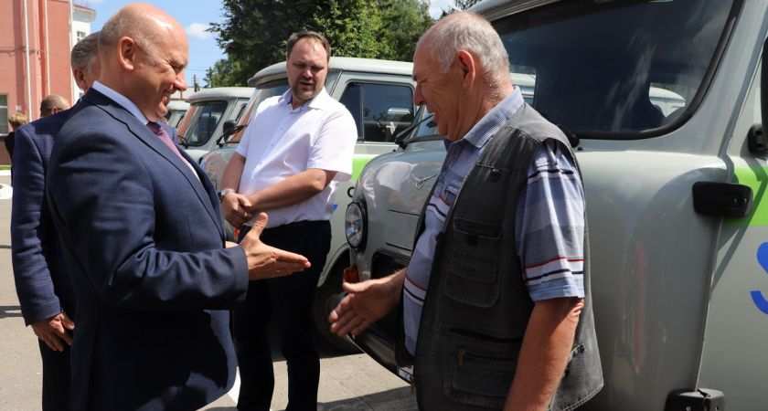 Космачев вручил пензенским районным больницам 25 ключей от новых санитарных машин