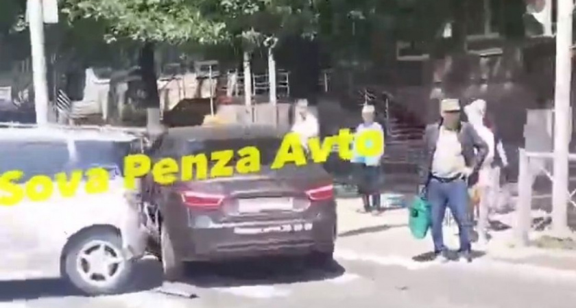 На проспекте Победы в Пензе произошла авария с участием машины такси и легковушки