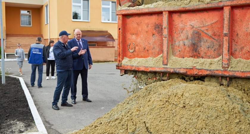 В Пензе депутат проверил завоз песка на детские площадки во дворах