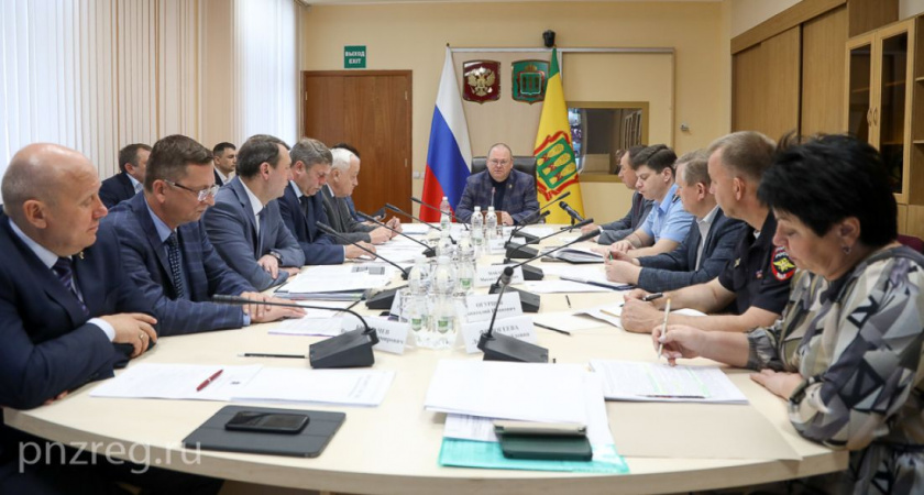 Мельниченко потребовал жестко контролировать сроки возведения школ и медобъектов