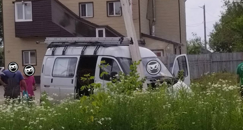 В Пензе "Газель" врезалась в столб, никто не пострадал