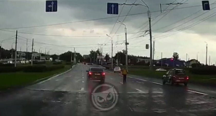 На видео попал момент, как на Карпинского в Пензе едва не снесли "странного" пешехода