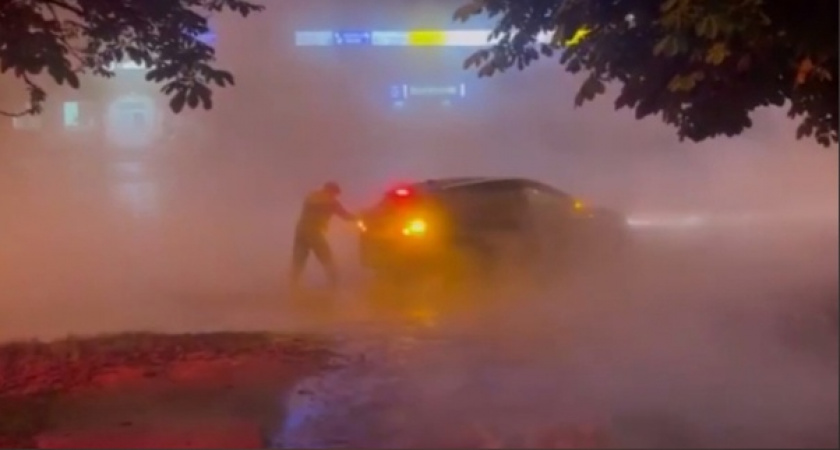 МЧС опубликовали видео спасения женщин машину которых залило кипятком у ТРЦ "Суворовский"