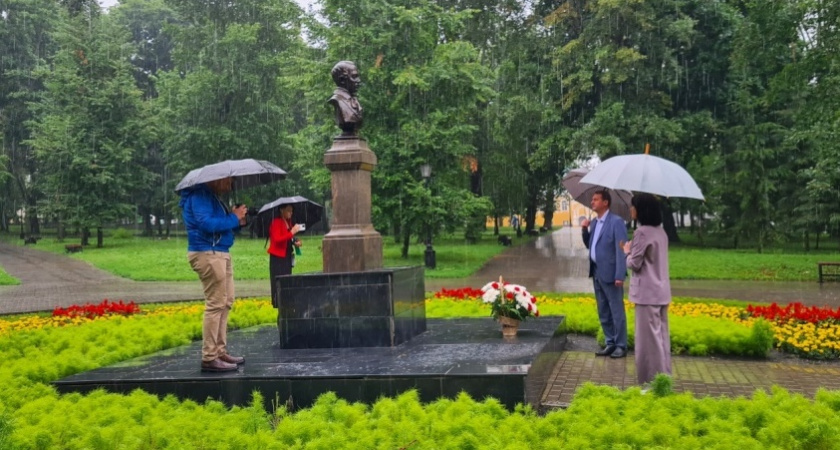 30 июня к бюсту поэта Лермонтова в Пензе возложили цветы