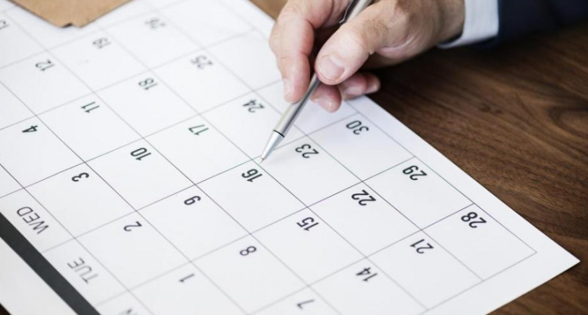 Люди танцуют в восторге. Россиян ждут 10 выходных в июле