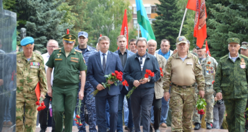 В Пензе почтили память Ветеранов боевых действий митингом и возложением цветов 