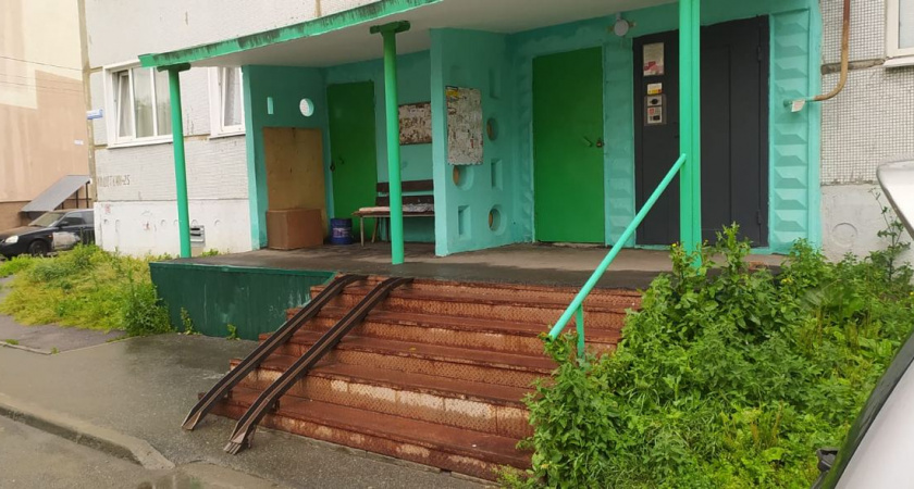 В Пензе депутат помог жителям дома на Клара Цеткин установить пандус