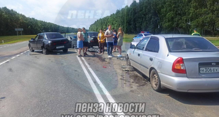 К месту массового ДТП на трассе в Пензенской области прибыли ДПС, скорая и реанимация