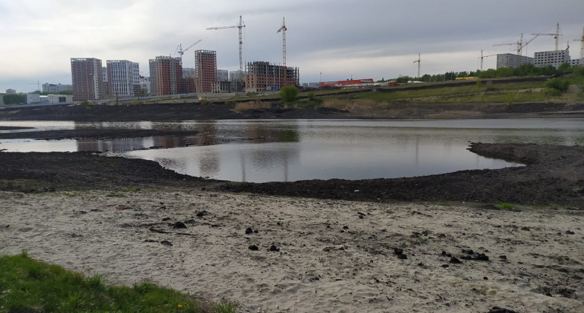 Рабочие чистят правый берег пруда, расположенного у больницы №6 в Пензе