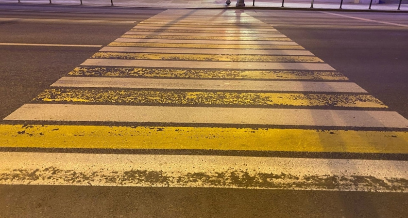 На проспекте Победы перекрыли полосу дороги из-за розлива топлива после аварии 