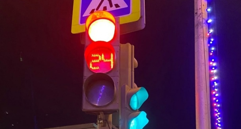 Из-за жалоб жителей Антонова, 56 кнопку светофора на столбе за тротуаром перенесут