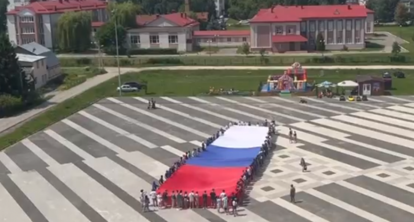 В Пензе молодогвардейцы растянули флаг площадью 1500 квадратных метров в поддержку СВО
