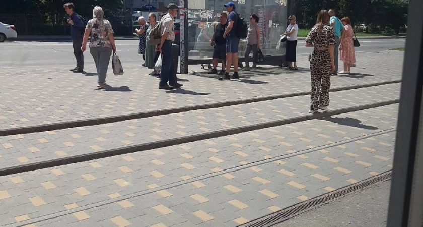 Пензенцы "жарятся" на солнце в ожидании транспорта из-за прозрачных остановок