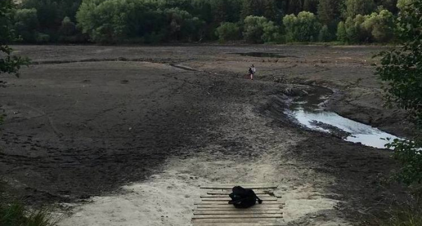 Долгушенский пруд в Кузнецке спустили из-за ремонтных работы гидротехнического сооружения