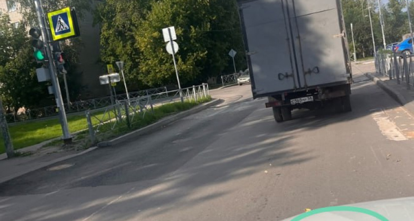 В Пензе на улице Краснова установили светофор между двух "лежачих полицейских"