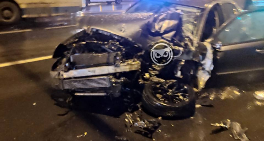 В ДТП на Карпинского пострадали водитель и пассажир Mercedes 