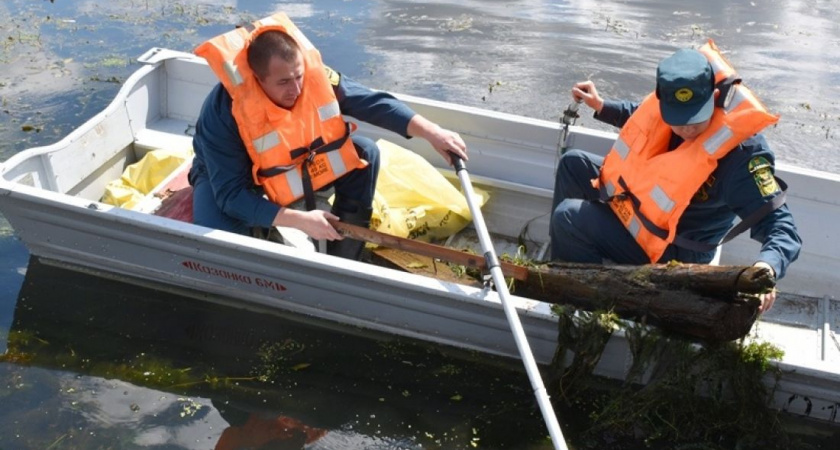 Водную гладь набережной реки Суры очистили от мусора 