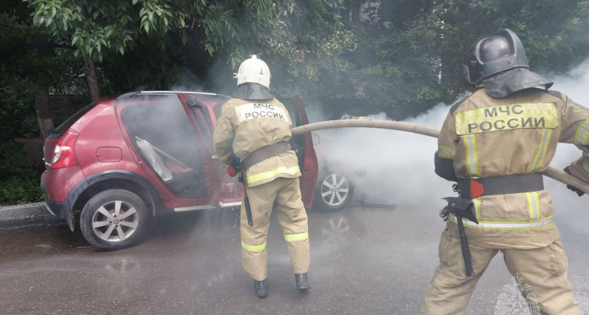 Renault Sandero загорелось на улице Кулакова в Пензе