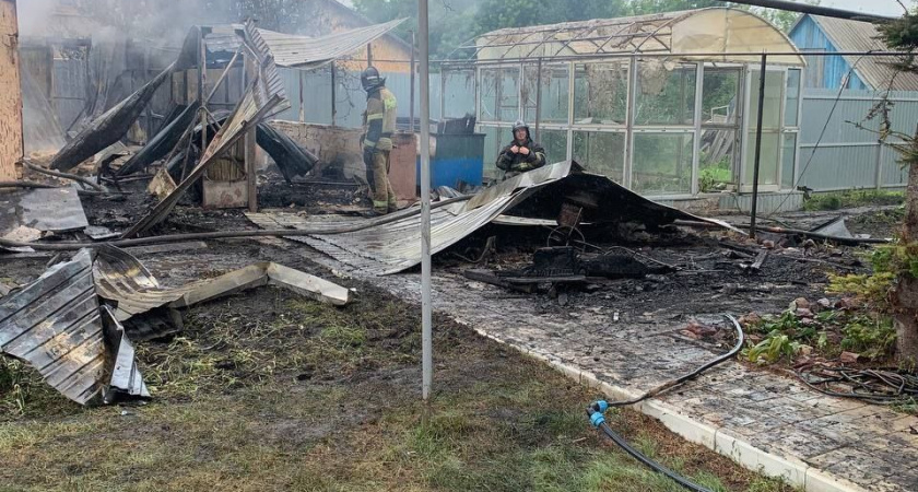 Полыхающие дом и баню в микрорайоне совхоз Победа в Пензе тушили 12 огнеборцев 