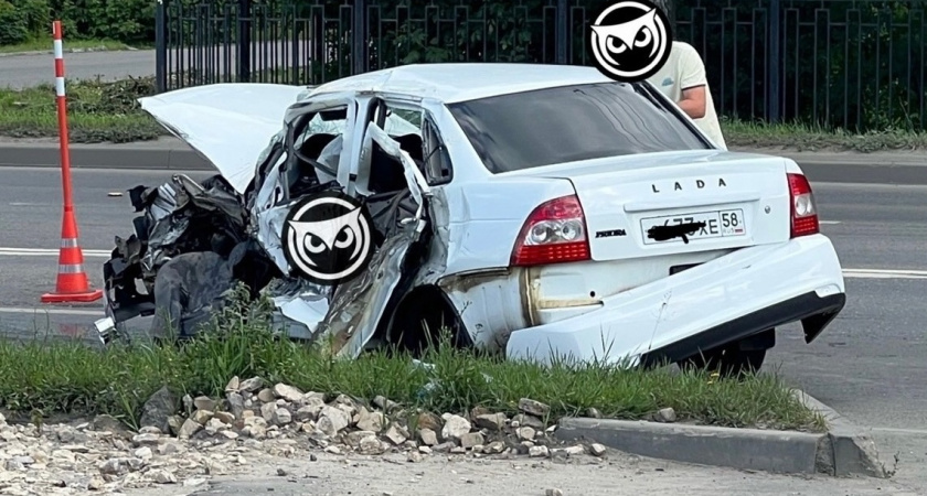 Страшное ДТП на улице Калинина в Пензе: автомобиль превратился в месиво
