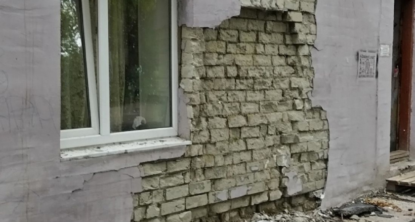 В доме на Ударной, 39 в Пензе обваливаются стены и гниют полы 