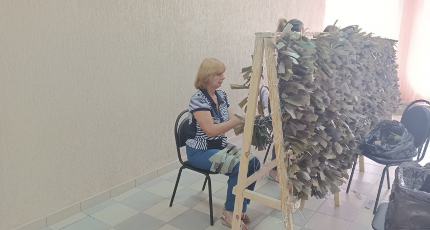 Сердобчане вяжут максировочные сети для бойцов СВО