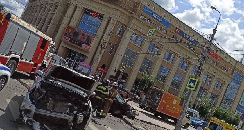 Из-за жуткого ДТП возле ЦУМа образовалась пробка от "Гостиного двора" - фото