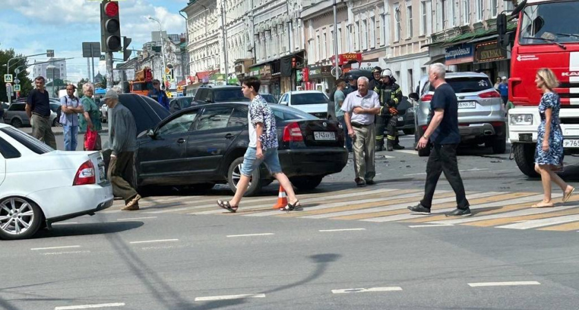 Трое людей пострадали в жуткой аварии возде ЦУМа в Пензе