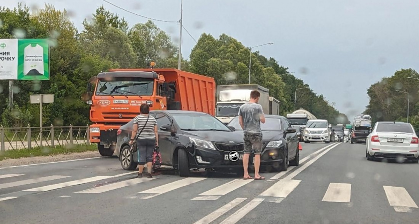Очевидцы сообщают о столкновении двух иномарок на трассе М-5 у поворота на Монтажный 