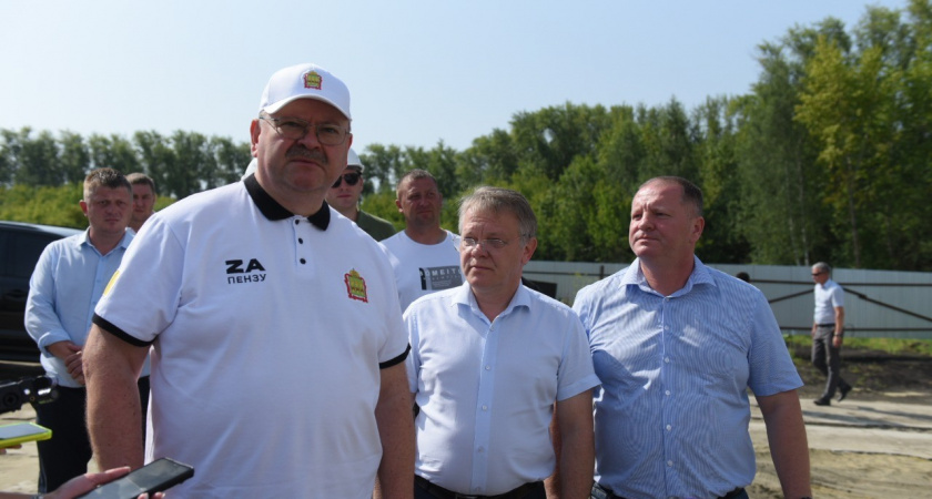 Мельниченко и Басенко посетили строящуюся школу в микрорайоне Заря
