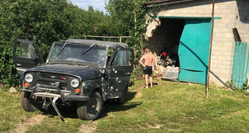 В Пензенской области УАЗик протаранил кирпичный гараж